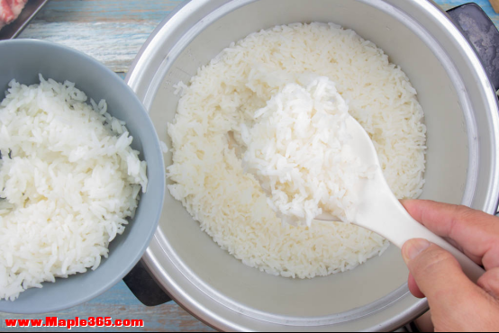 煮米饭只加水是“外行”！多加这5样，米饭又香又浓，粒粒分明-8.jpg