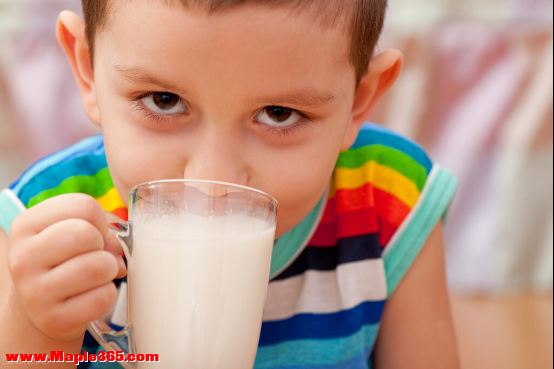 中老年人喝牛奶，早上晚上喝不对？牢记这2个黄金时间最好-2.jpg