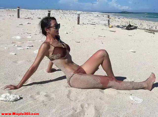 曹格老婆罕晒性感美照！穿比基尼在海边游玩，一双美腿沾满沙子-3.jpg