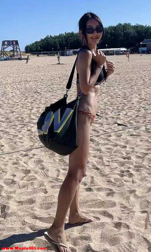 曹格老婆罕晒性感美照！穿比基尼在海边游玩，一双美腿沾满沙子-2.jpg